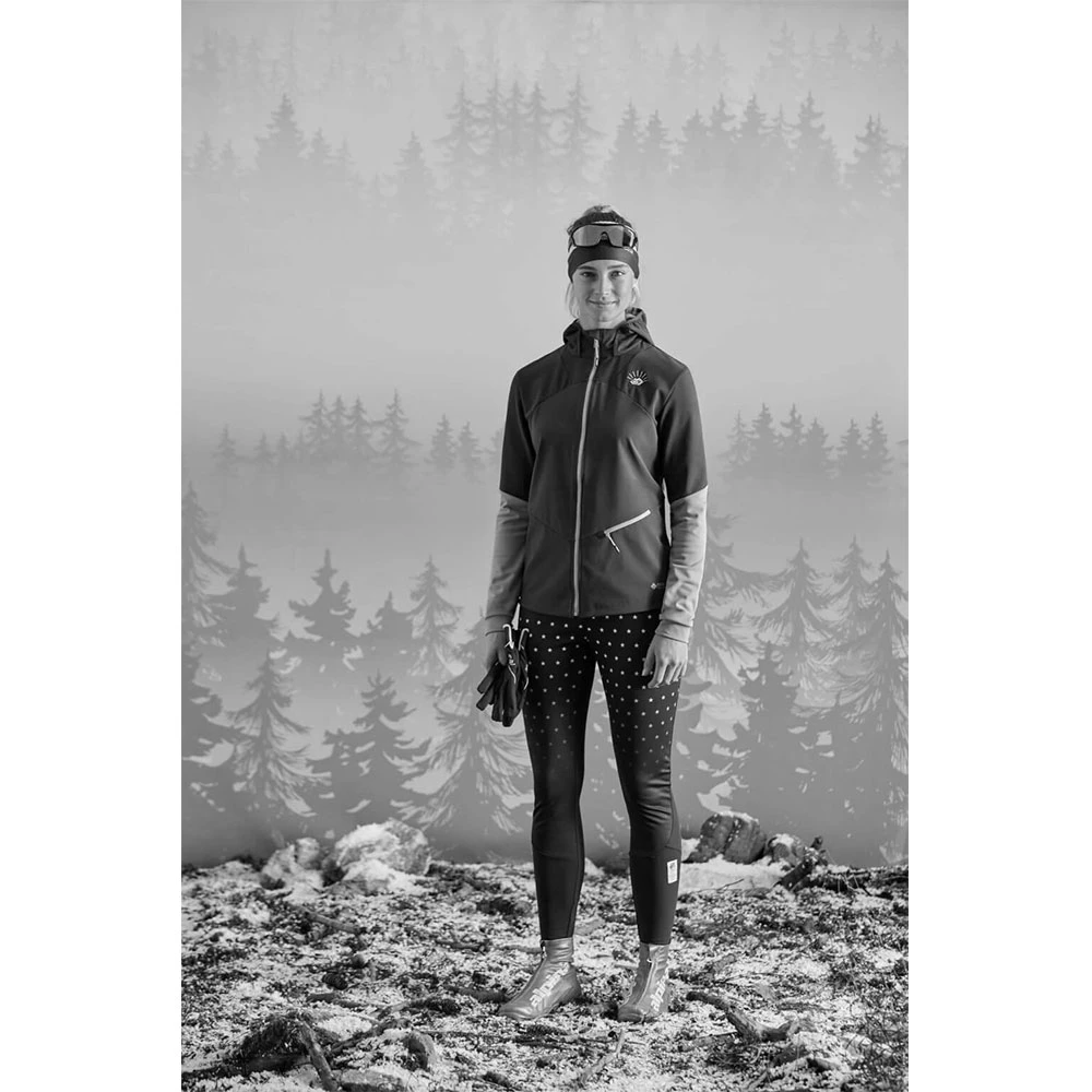 Maloja LeuchtmoosM. Nordic Hooded Softshelljacke Stone Damen 3 Maloja LeuchtmoosM. Nordic Hooded Softshelljacke Stone Damen – Bild 3