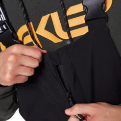 Oakley TNP Shell BIB Trägerhose Blackout Herren -Bestes Skifahren Geschäft oakley tnp shell bib foa400939 02e 02 gross